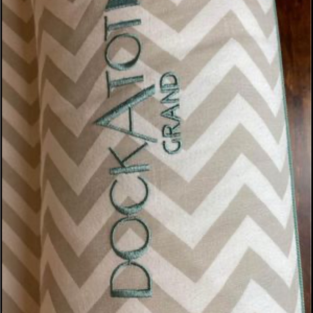 DockATot Grand (includes Chevron Cover)
